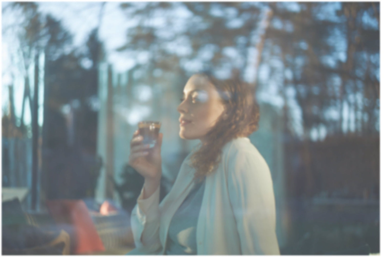 Eine Frau mit einer Kaffeetasse in der Hand