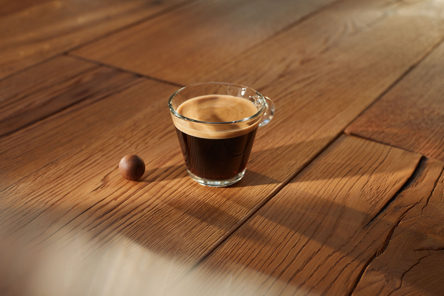 Lungo Glastasse mit schwarzem Kaffee